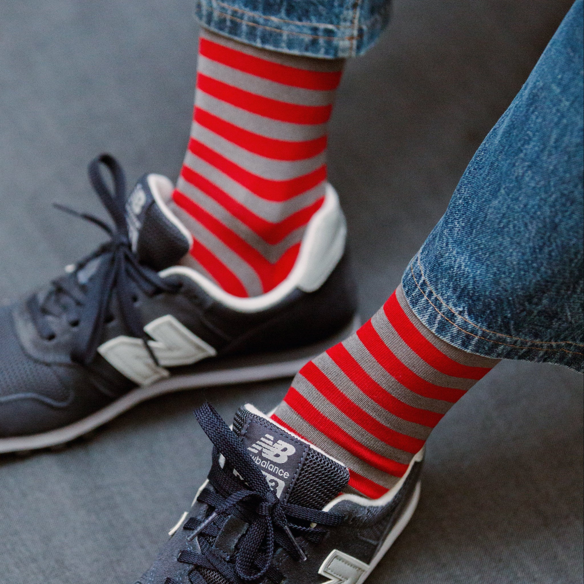 Chaussettes à rayures horizontales de couleur carmin et gris clair, en 90% fil d'Écosse, 7% de polyamide, 3% de lycra. Mi-bas (hautes) pour homme, de la marque Mazarin. Douces, légères, fines. Pointures : de 39 à 46
