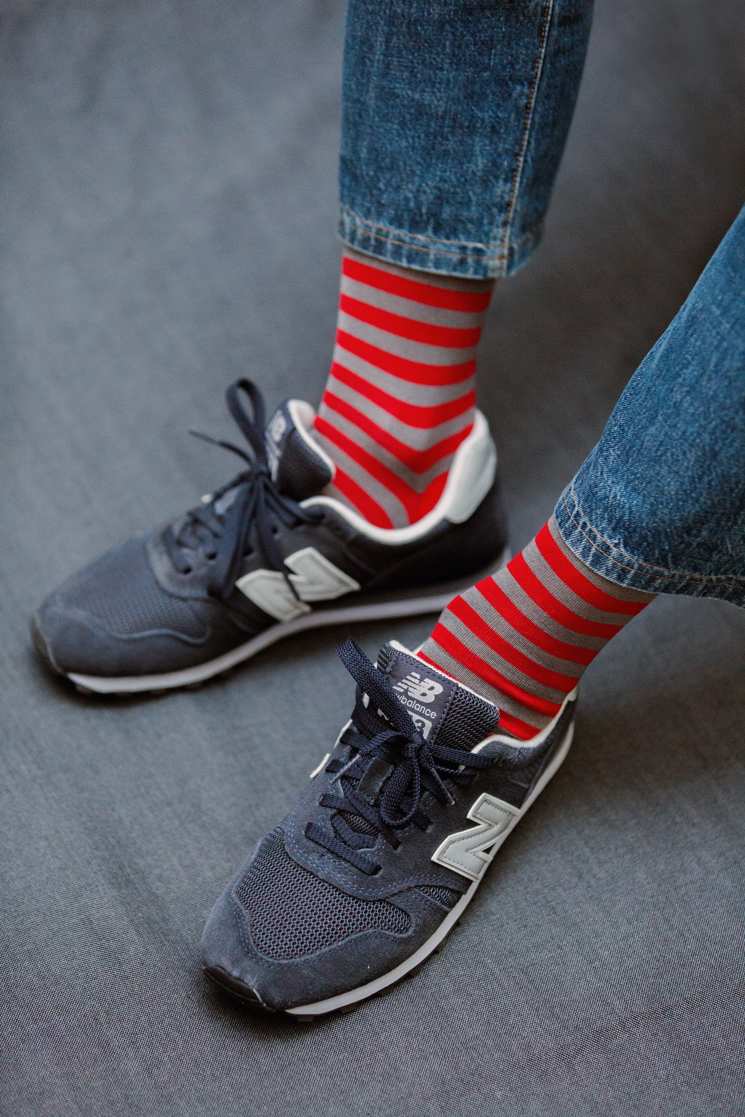 Chaussettes à rayures horizontales de couleur carmin et gris clair, en 90% fil d'Écosse, 7% de polyamide, 3% de lycra. Mi-bas (hautes) pour homme, de la marque Mazarin. Douces, légères, fines. Pointures : de 39 à 46