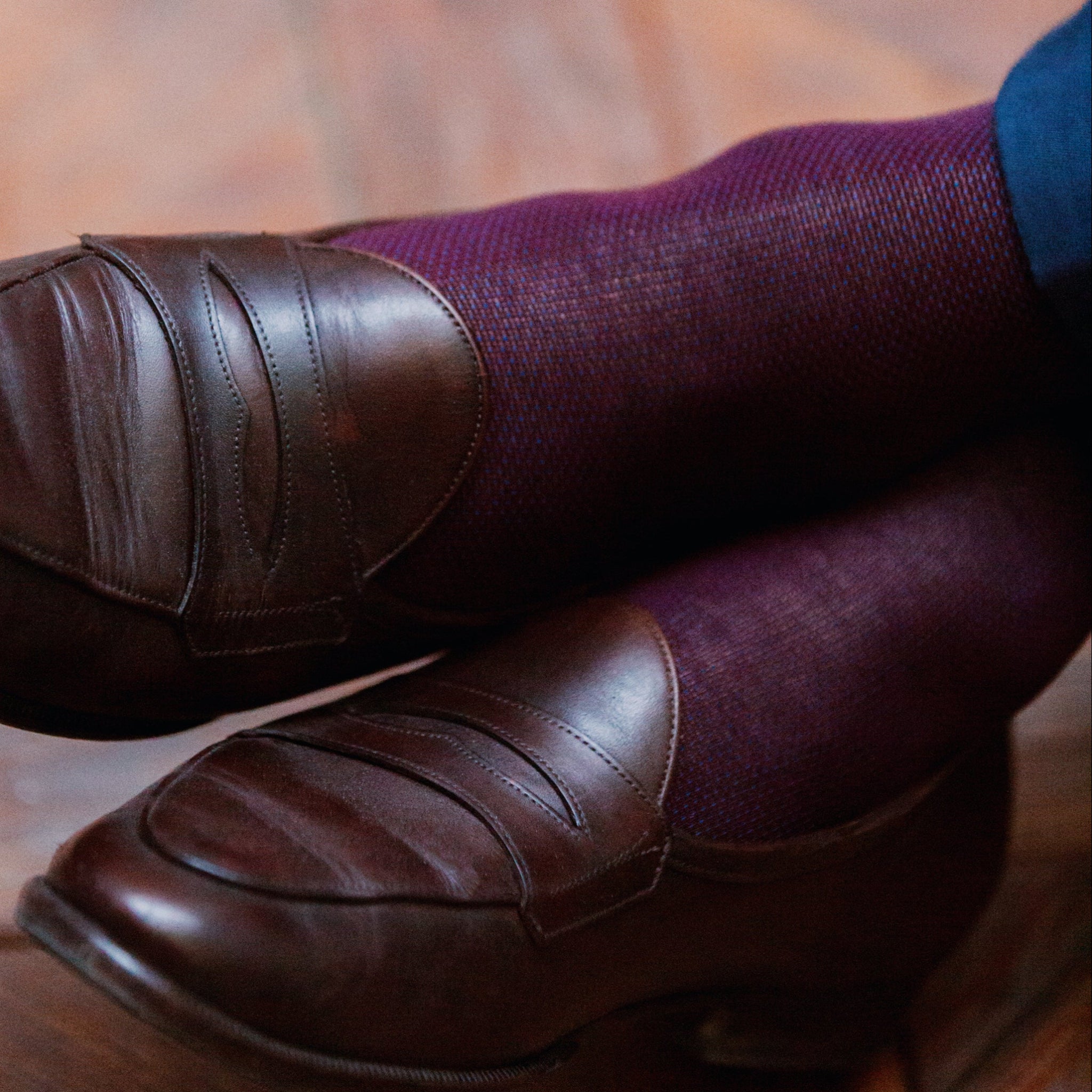 Chaussettes au motif caviar de couleur bordeaux et bleu en 100% fil d'Écosse. modèle de mi-mollet (courtes) pour homme de la marque Mazarin. Fines et légères. Pointures : du 39 au 46