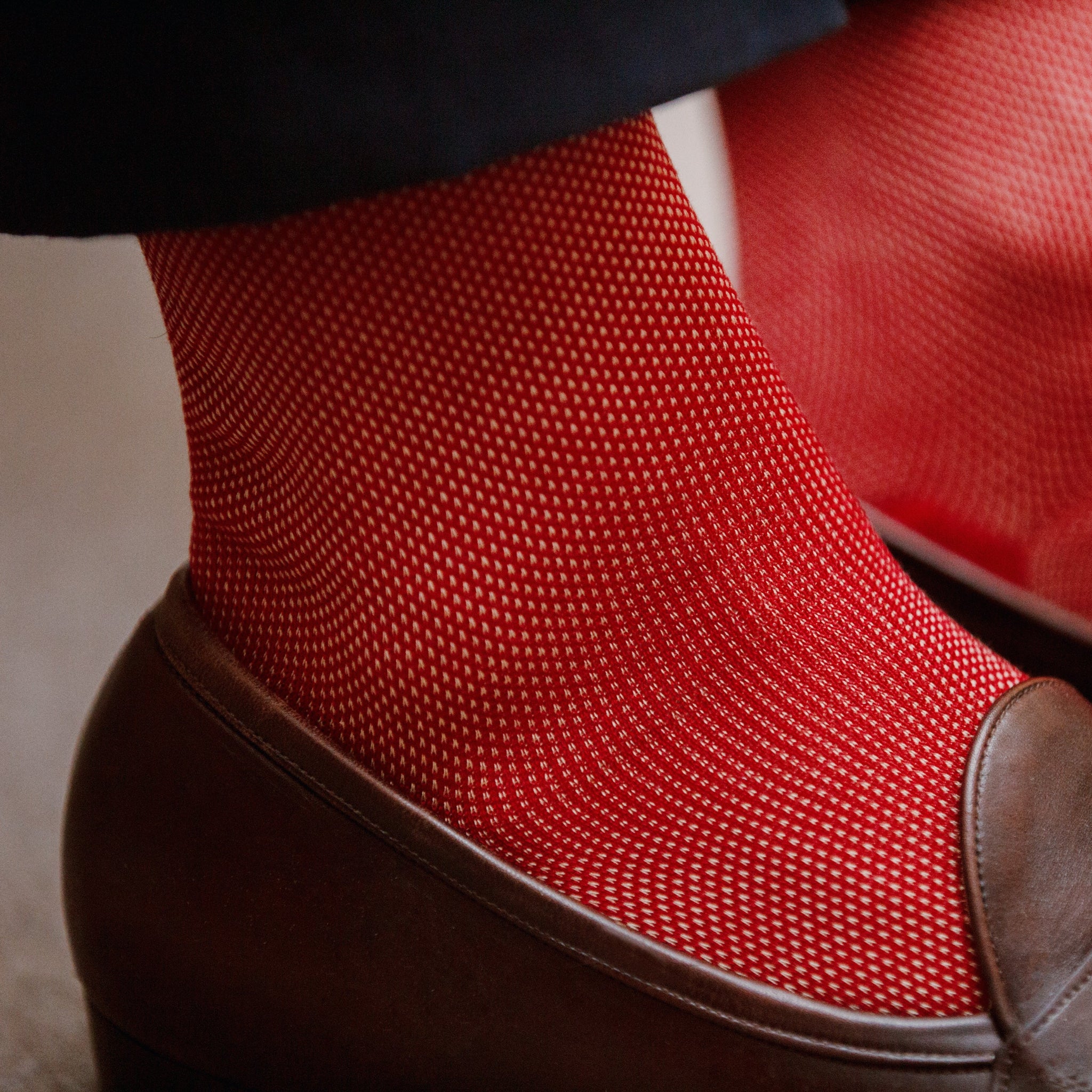 Chaussettes au motif caviar de couleur rouge carmin et beige. Mi-mollet (courtes) pour homme, de la marque Mazarin. Légères et fines. Pointures : du 39 au 46