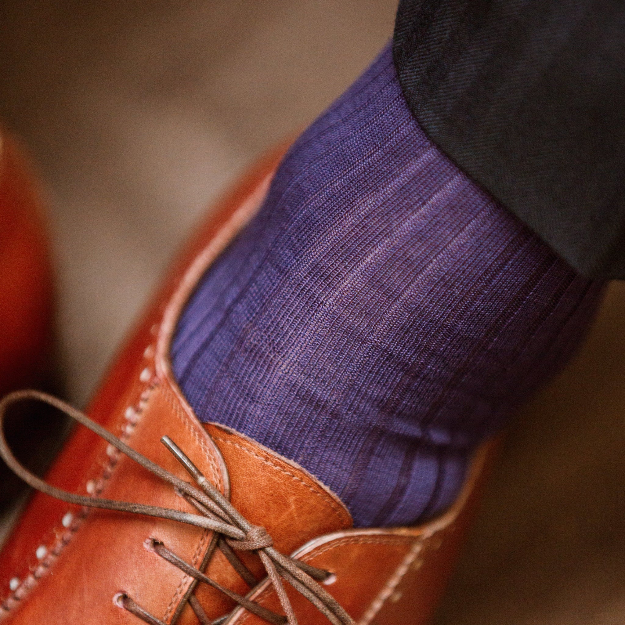 Chaussettes de couleur violet foncé, en 100% fil d'Écosse. Modèle de mi-mollet (courtes) pour homme, de la marque Mazarin. Fines et légères. Pointures : du 39 au 46
