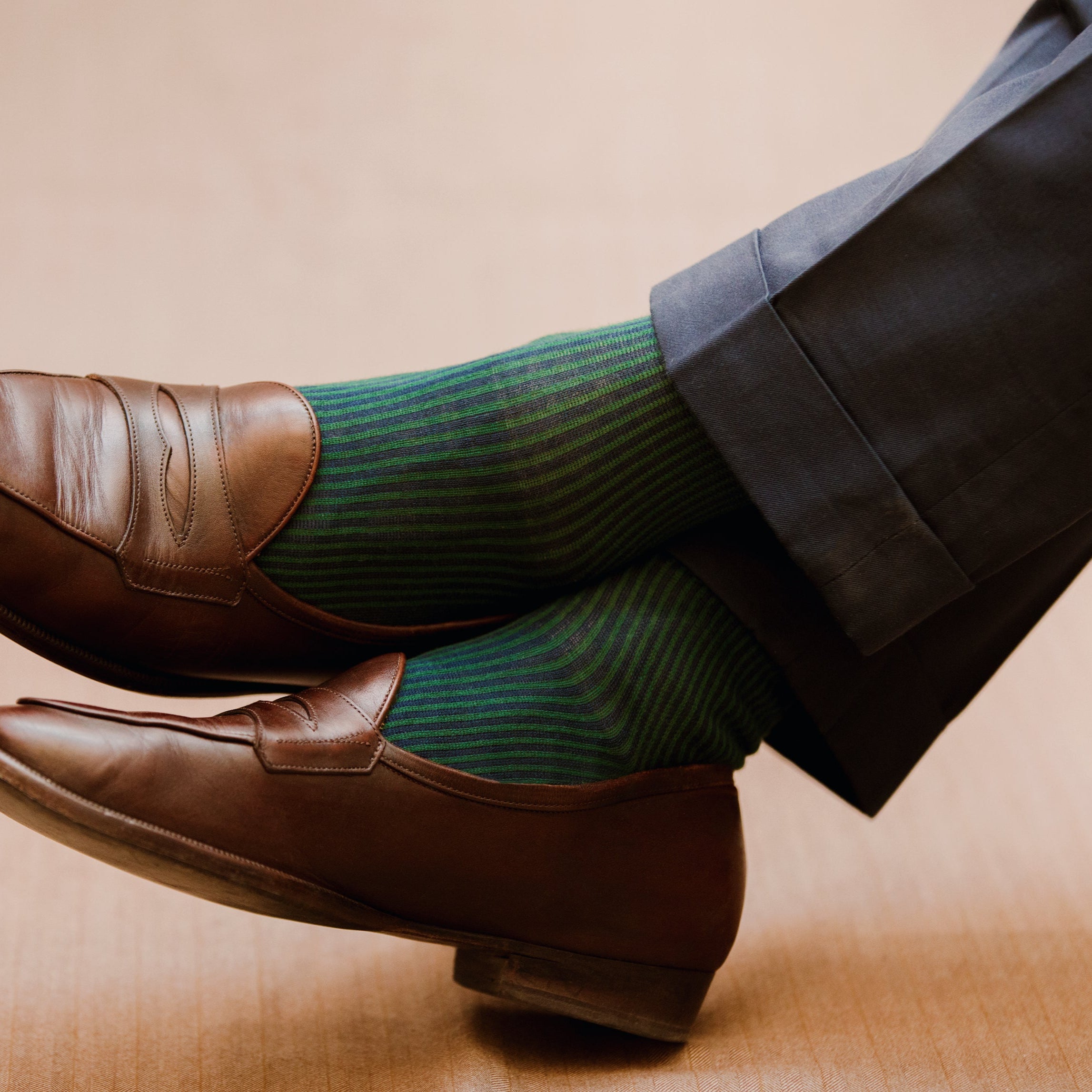 Chaussettes à rayures "transat" de couleur bleu et vert en 100% fil d'Écosse. Modèle de mi-mollet (courtes) pour homme de la marque Mazarin. Fines et légères. Pointures : du 39 au 46