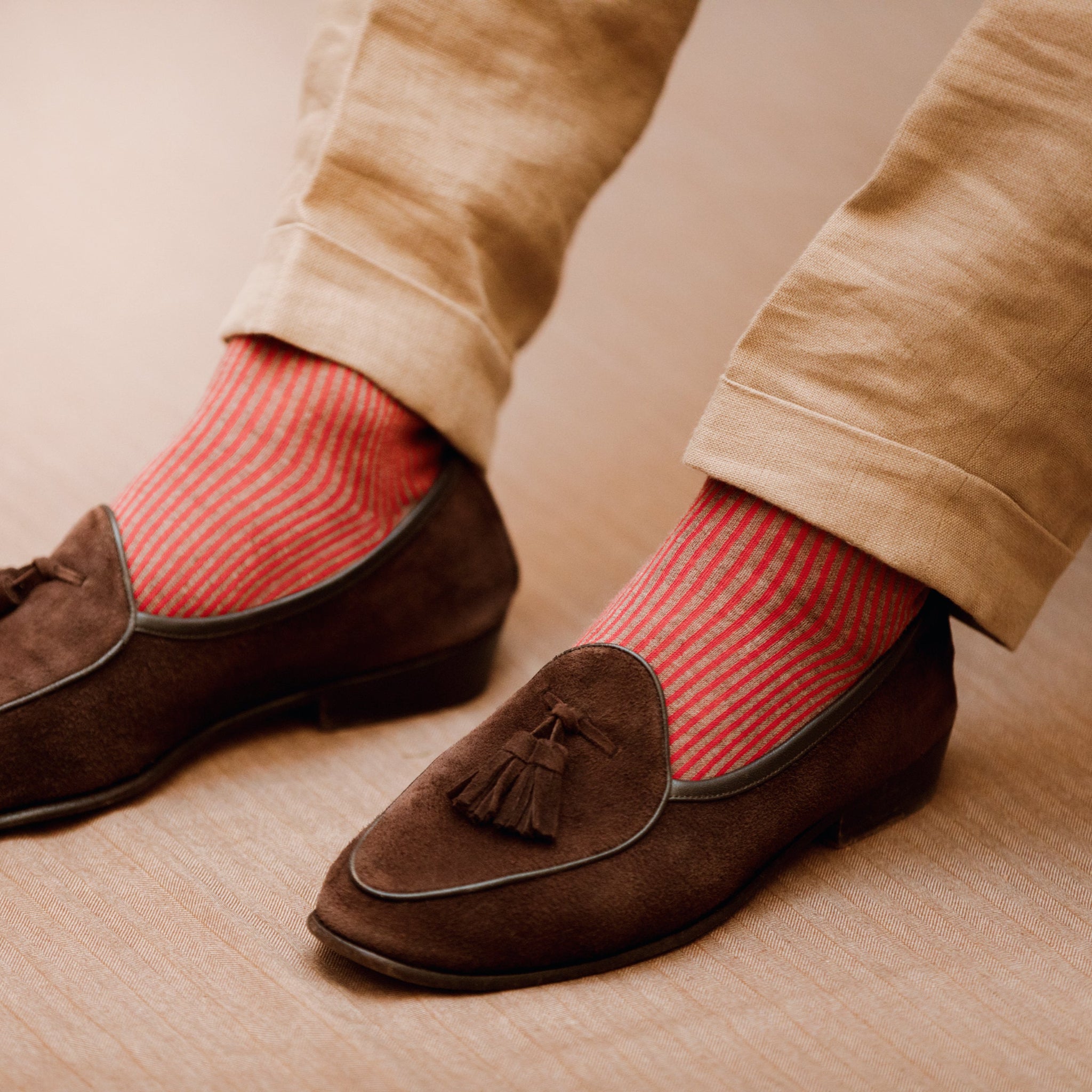 Chaussettes à rayures "transat" rouge et taupe, en 100% fil d'Écosse. Modèle de mi-bas (hautes) pour homme, de la marque Mazarin. Chaussettes douces, durables, confortables. Pointures : du 39 au 46