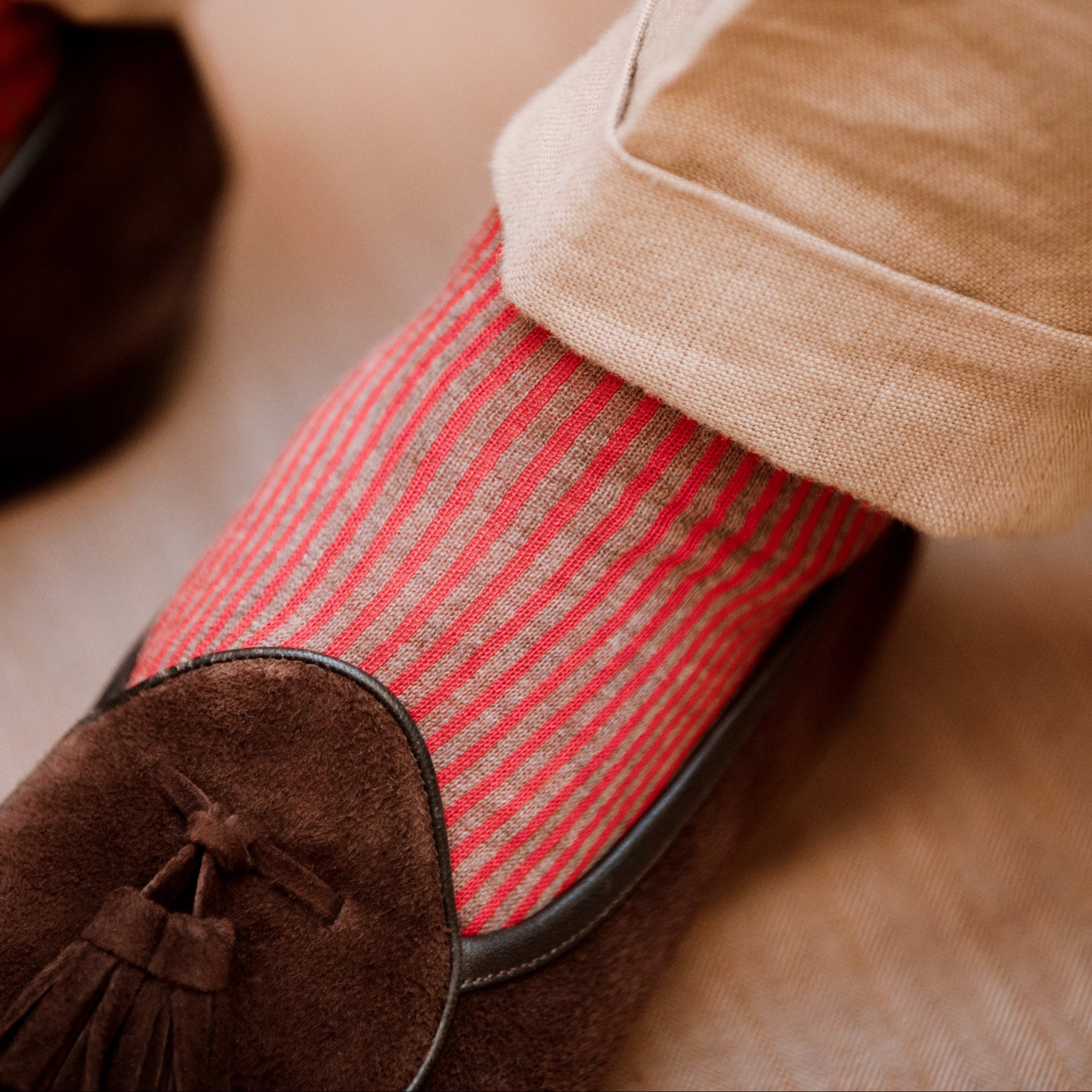 Chaussettes à rayures "transat" de couleurs taupe et rouge, en 100 fil d'Écosse. Modèle de mi-mollet (courtes) de la marque Mazarin. Fines et légères. Pointures : du 39 au 46 