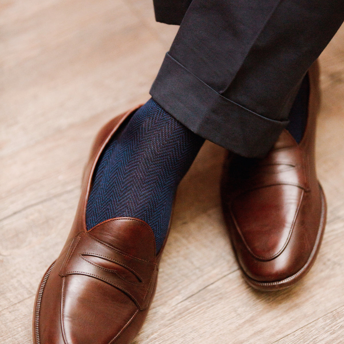 Chaussettes à motif chevrons couleurs bleu marine et bleu nuit, en 100% fil d'Écosse. Modèle de mi-bas (hautes) pour homme de la marque Mazarin. Douces, fines, durables et légères. Pointures : du 39 au 46