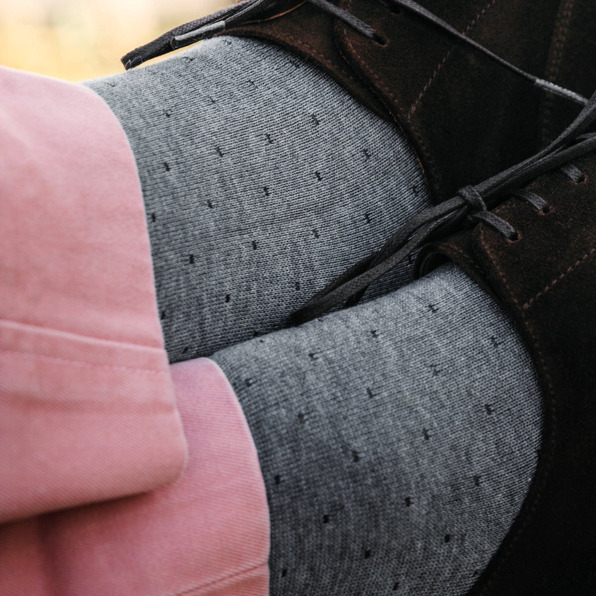 Chaussettes gris clair à pois foncés, en 100% fil d'Écosse. Modèle de mi-bas (hautes) de la marque Bresciani. Douces, souples et fines. Pointures : du 39 au 45