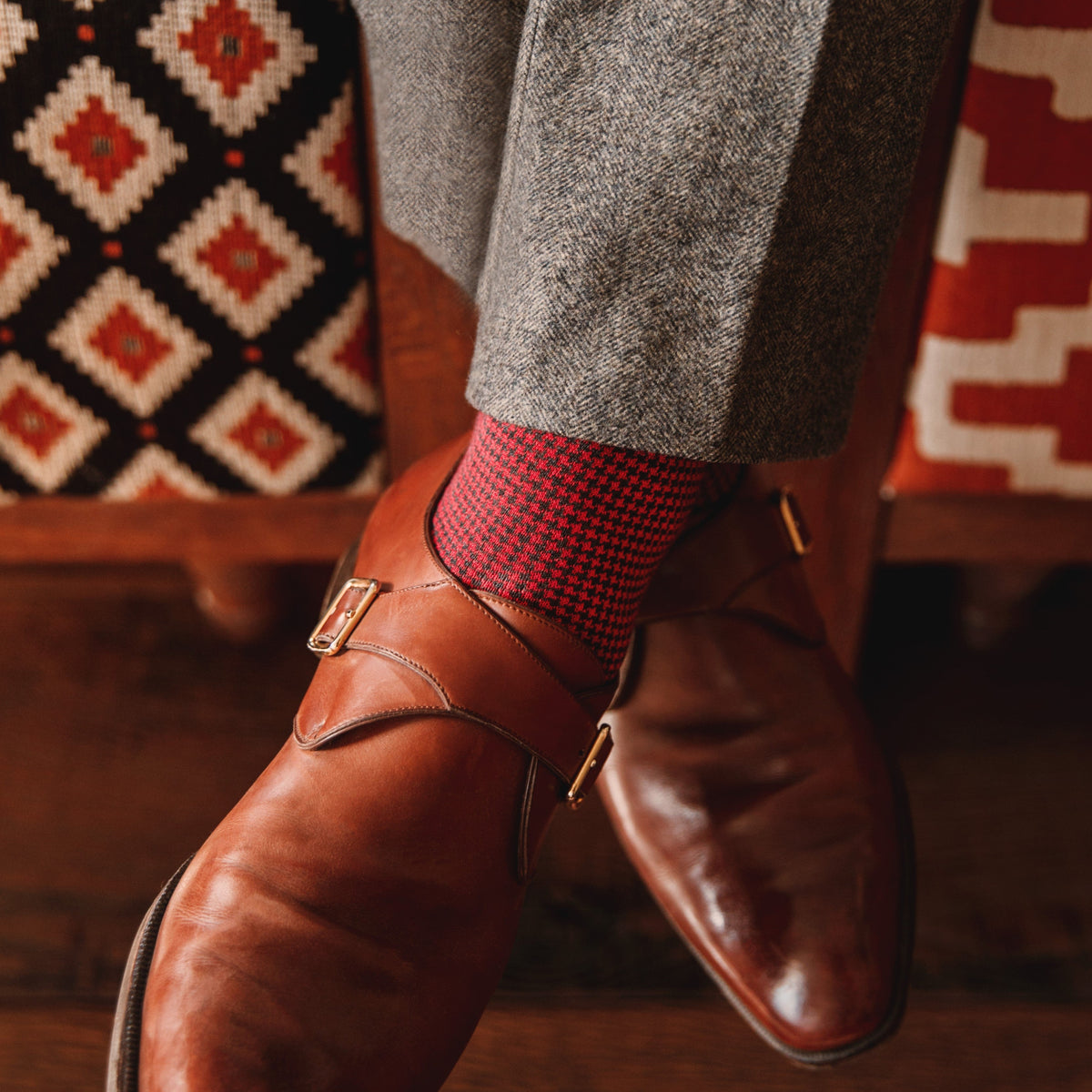 Chaussettes en 100% fil d'Écosse au motif pied-de-poule, de couleur gris anthracite et rouge cardinal. Modèle de mi-bas (chaussettes hautes) pour homme de la marque Gamarelli. Fabrication Italienne. Douces et légères, épaisseur fine. Pointures : du 39 au 45 