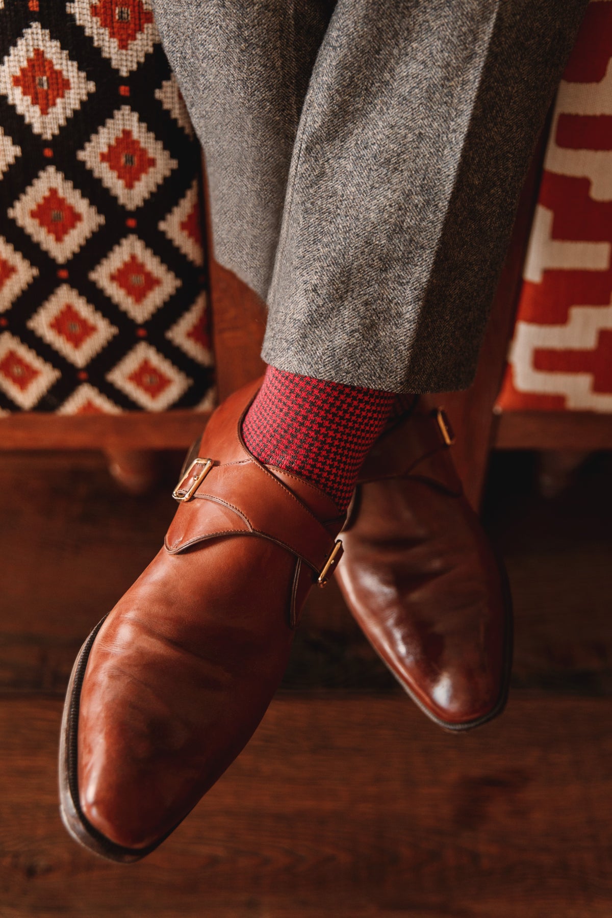 Chaussettes en 100% fil d'Écosse au motif pied-de-poule, de couleur gris anthracite et rouge cardinal. Modèle de mi-bas (chaussettes hautes) pour homme de la marque Gamarelli. Fabrication Italienne. Douces et légères, épaisseur fine. Pointures : du 39 au 45 