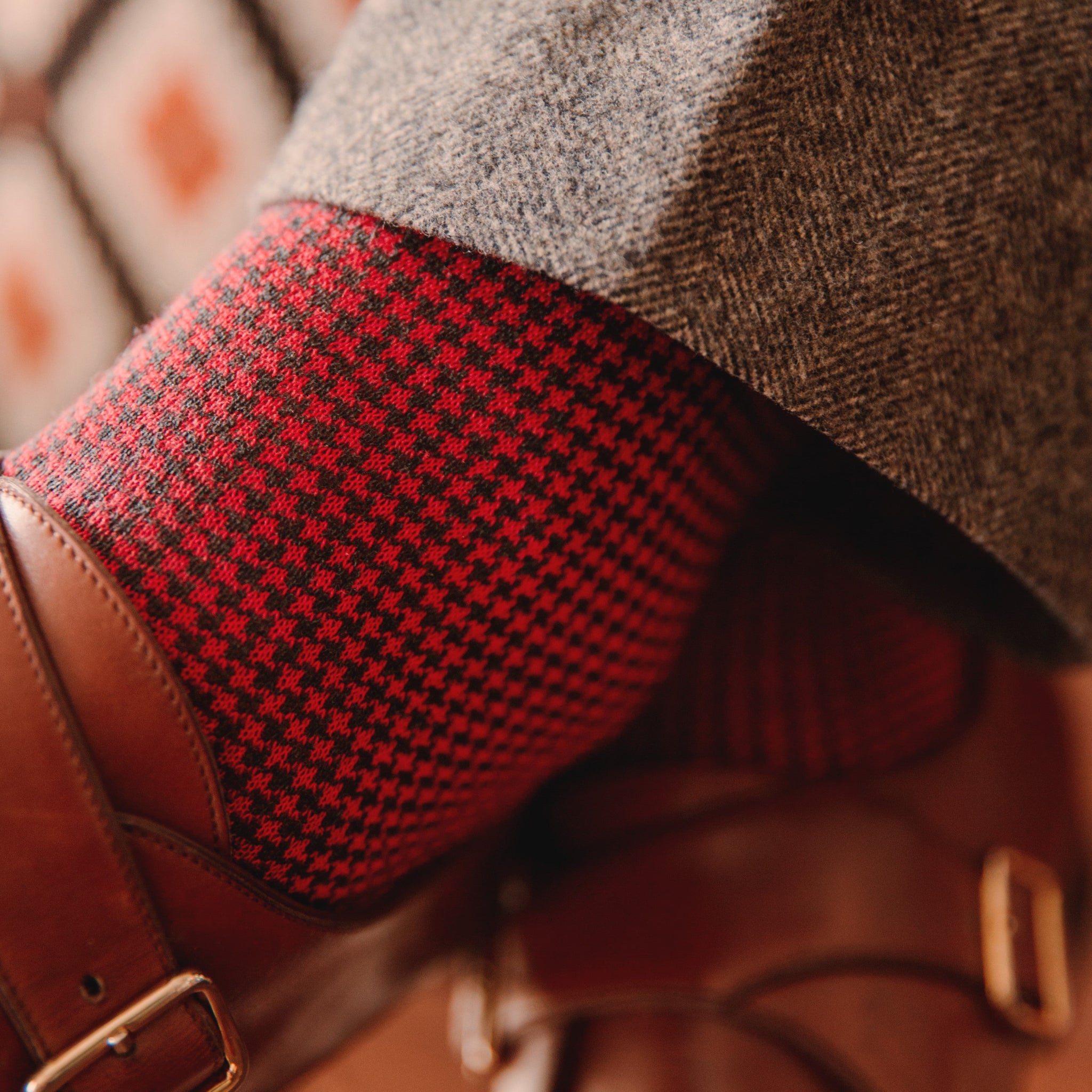 Chaussettes de couleurs gris et rouge au motif pied-de-poule en 100% fil d'Écosse. Modèle de mi-mollet (courtes) pour homme, de la marque Bresciani. Fines et légères. Pointures : du 39 au 45 