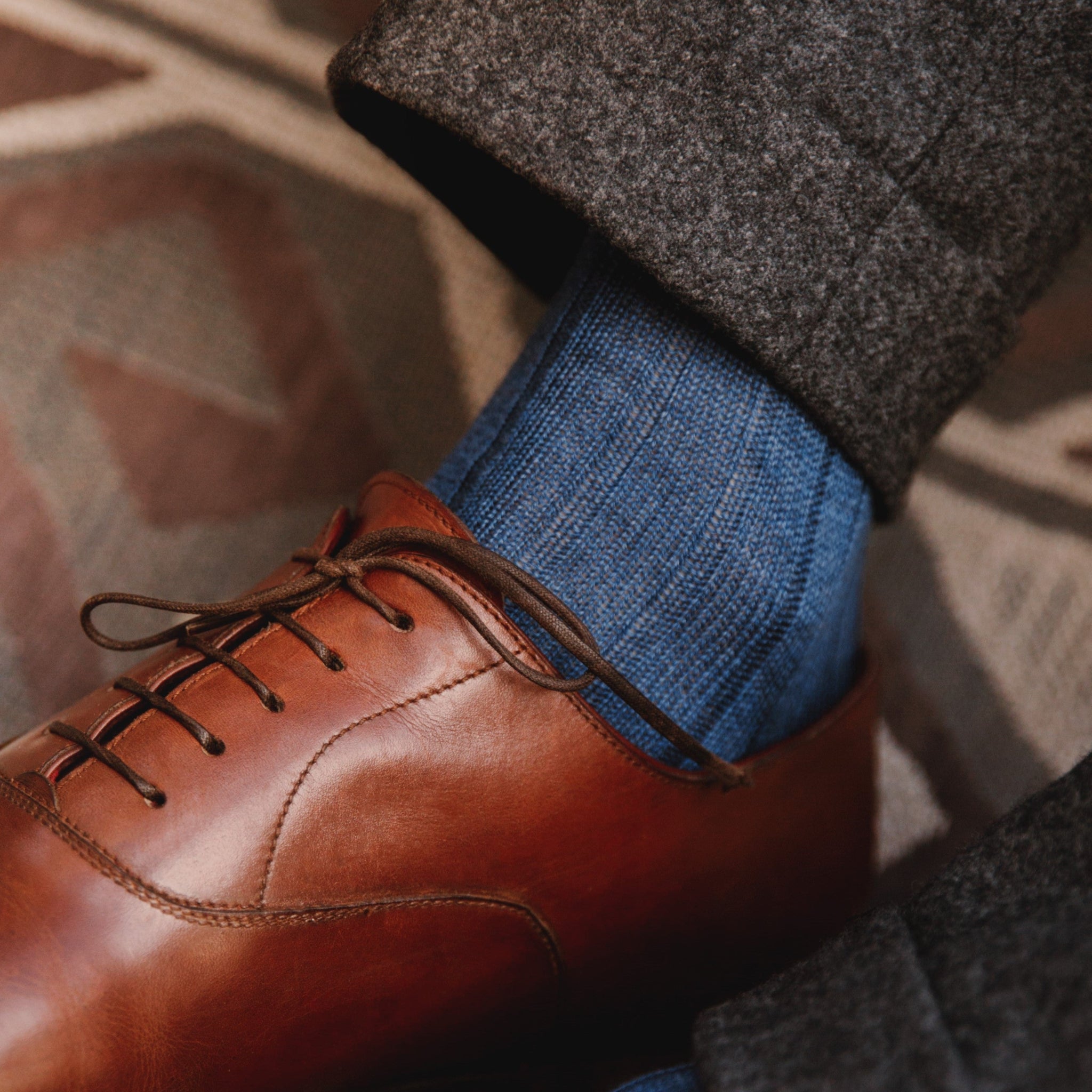 Chaussettes en laine 90% bleu gris de la marque Bresciani (fabriquées en Italie). Modèle mi-bas (hautes) pour homme disponible du 39 au 45. Chaussettes d'hiver épaisses, douces et chaudes.