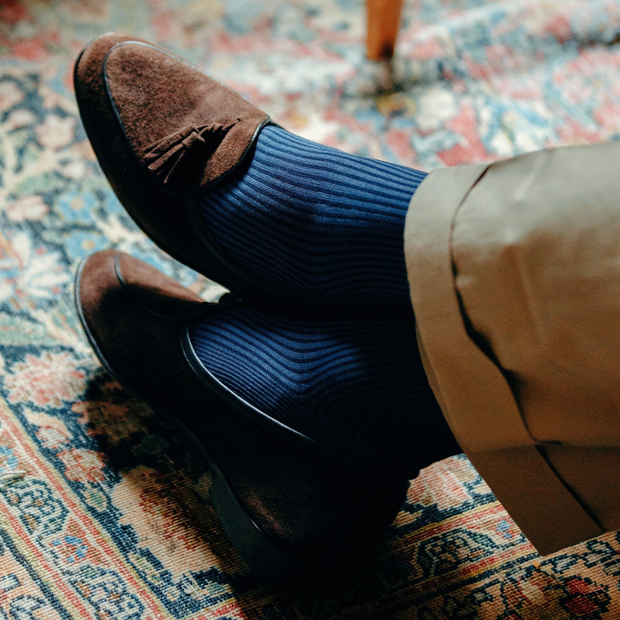 Chaussettes bleu acier et marine au motif seersucker, en 100% fil d'Écosse. Modèle pour homme de mi-bas (hautes) de la marque Mazarin. Epaisseur fine, douces et légères. Pointures : du 39 au 46