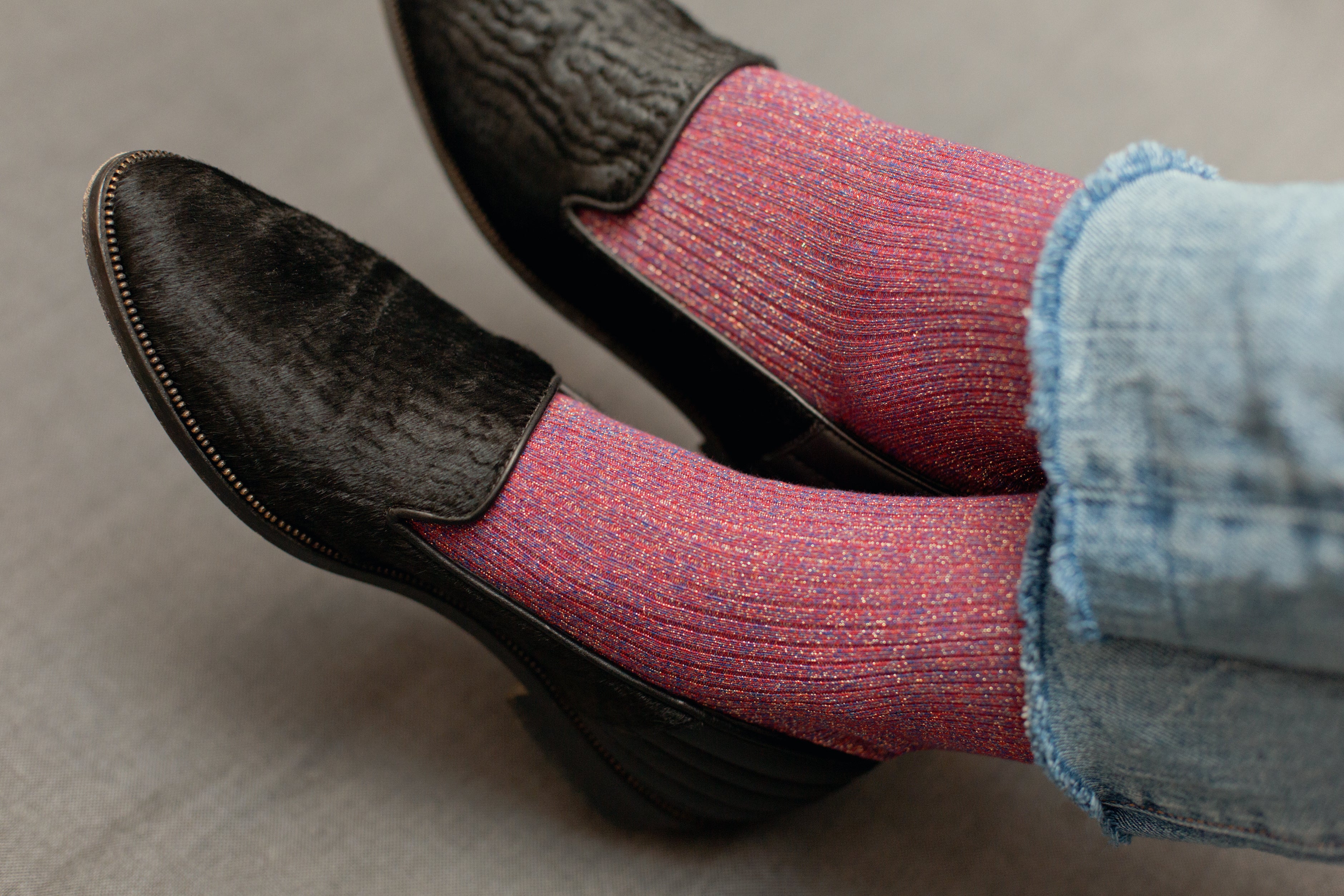 Chaussettes pailletées de couleur rouge et or, en 67% Coton, 20% Lurex, 12% Polyamide,1% Élasthanne. Mi-mollet (courtes) pour femme, de la marque Daphné. Chaussettes fines et légères. Pointures : du 36 au 41