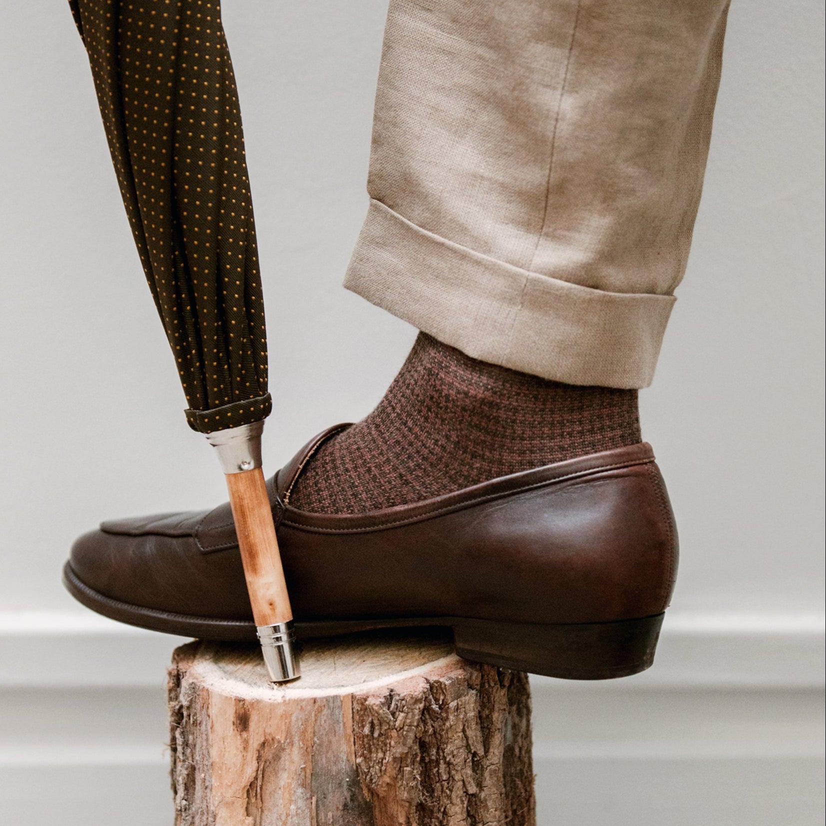 Chaussettes en laine motif pied-de-poule marron noisette et vert kaki de la marque Bresciani. Chaussettes en laine fines mi-bas (hautes) modèle pour homme (pointures du 39 au 45).