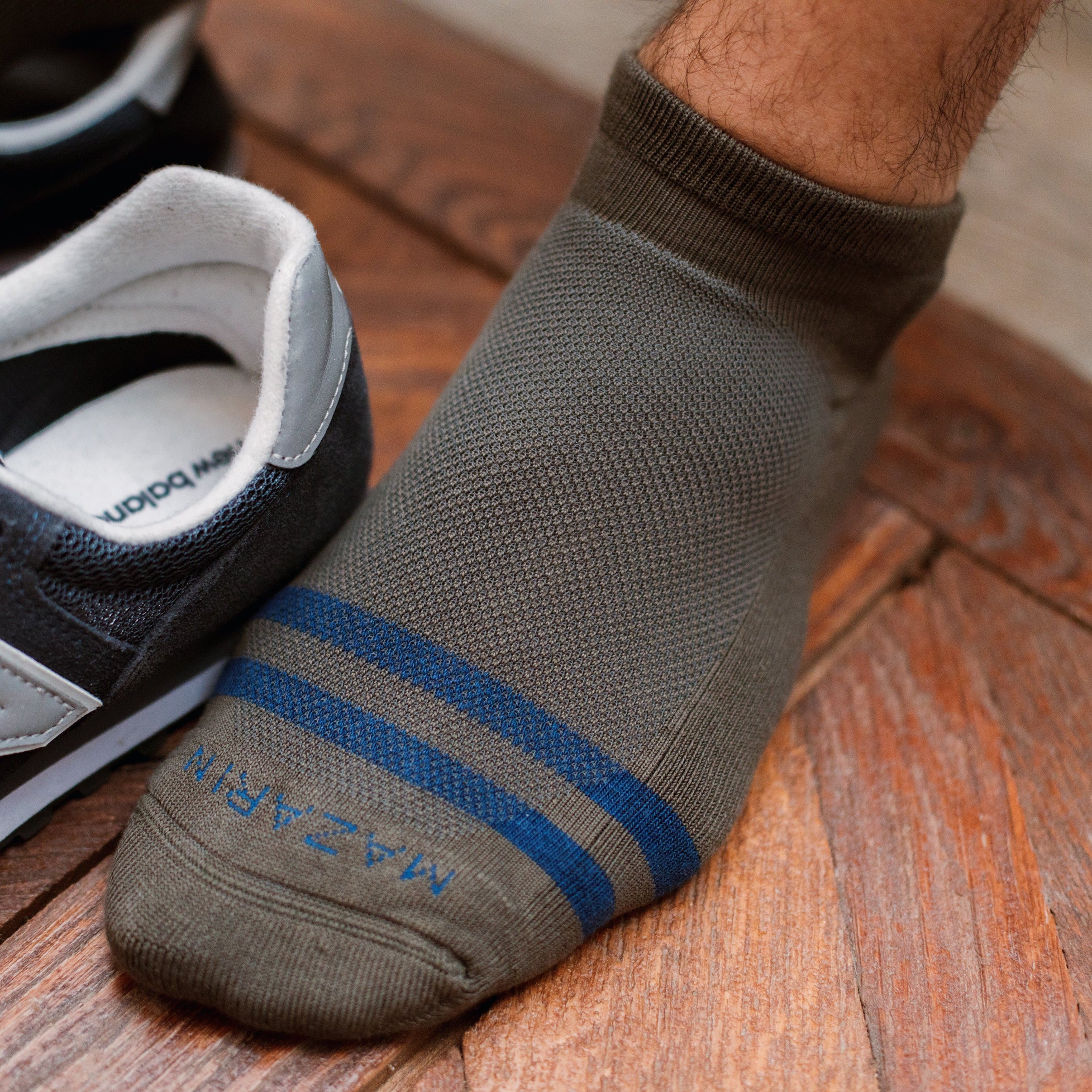 Chaussettes de sport très courtes de couleur kaki au motif vintage, avec des bandes bleues. Modèle de chaussettes unisexe par la marque Mazarin. En 80% coton, 18% polyamide et 2% d'élasthanne. Confortables, résistantes et très aérées. Pointures : du 36 au 45. 