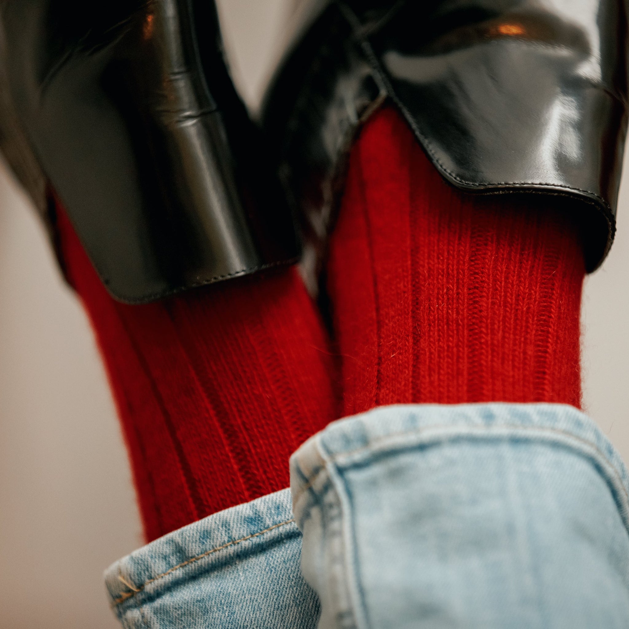 Chaussettes de couleur rouille en 85% cachemire, 13% polyamide, 2% élasthanne. Modèle de mi-bas (hautes) pour femme, de la marque Mazarin. Chaussettes épaisses, chaudes et confortables. Pointures : du 36 au 45